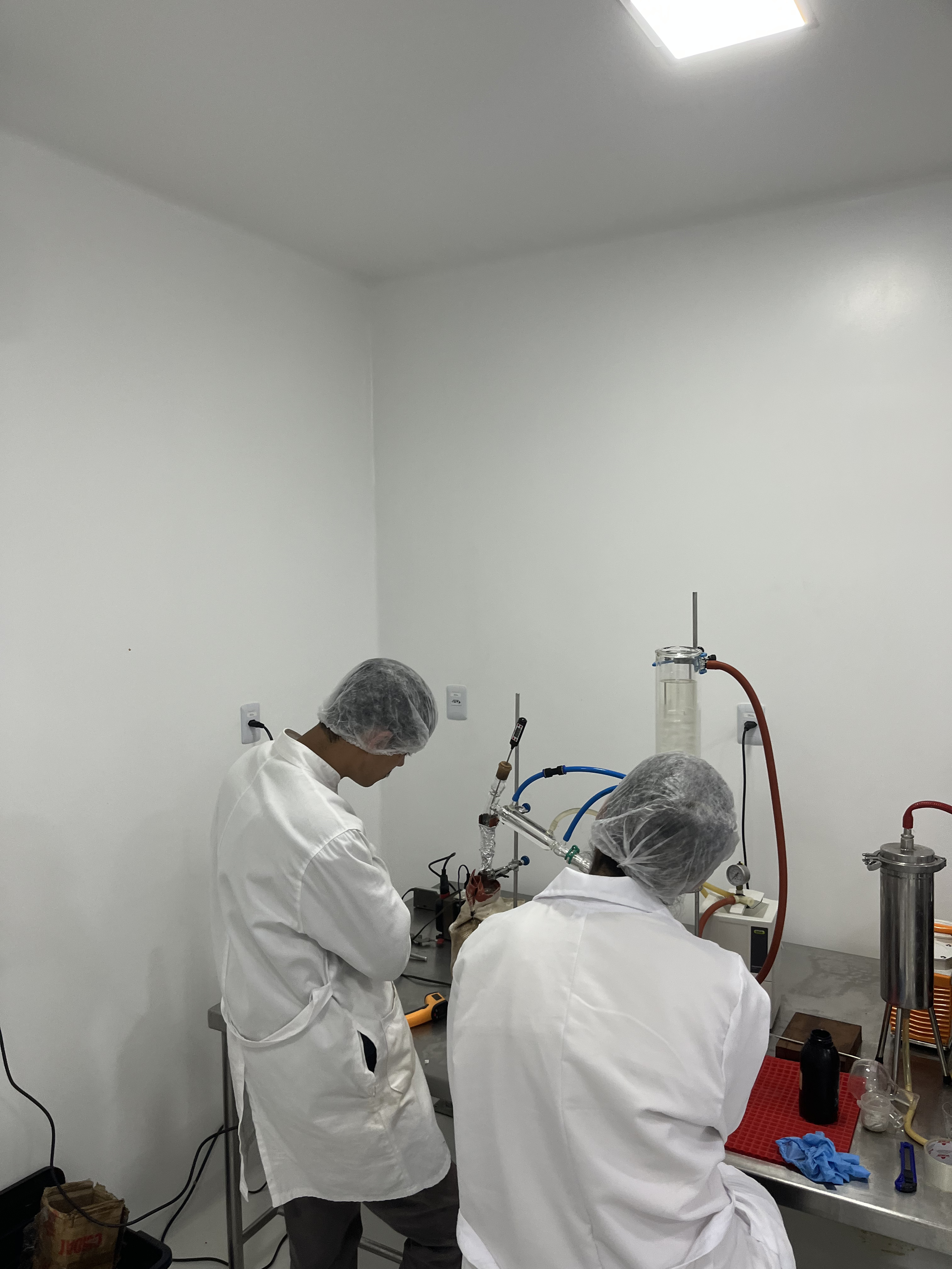 Foto 5 do laboratório e processo de destilação de cannabis